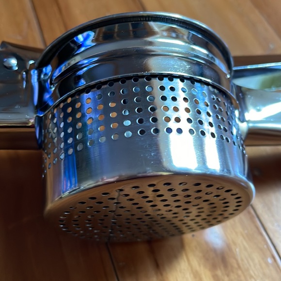 Metal potato ricer masher. Easy squeeze handle, easy clean and dishwasher safe - Picture 3 of 6